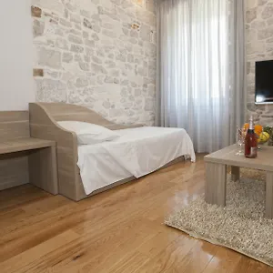 tifani-luxury-rooms-2.splithotels.org/